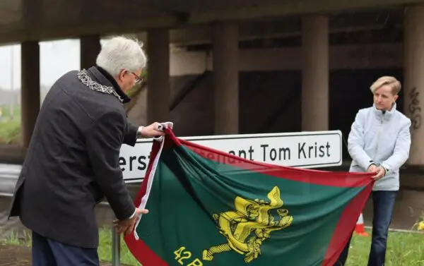 Naambord onthulling Tom