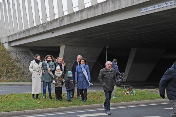 Ceremonie bij viaduct